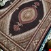  اندازه جفت ۶ متری۴۰ رج با پشم مرینوس پرویزیان (7لا) طرح گل ۵۰ رج تک گره ترکی (تضمینی) رنگ متن سرمه ای، حاشیه سرمه ای و ترنج پیازی ۱۳ متن رنگی ۲۸ رنگ پشم و ۳ رنگ ابریشم جدیدترین نقشه ماهی کمال الملک خوی رنگرزی شده توسط دستگاه اشلاپ فورس با پودر صیبای آلمانی تضمین کیفیت بافت همراه با قید در فاکتور 
