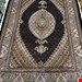 اندازه تک ۶ متری۴۰ رج با پشم ایرانی تک گره ترکی (تضمینی) رنگ متن سرمه ای، حاشیه افسری و ترنج کرم ۱۳ متن رنگی ۲۸ رنگ پشم و ۱ رنگ ابریشم جدیدترین نقشه ماهی کمال الملک خوی رنگرزی سنتی تضمین کیفیت بافت همراه با قید در فاکتور