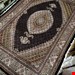 اندازه تک ۶ متری۴۰ رج با پشم ایرانی تک گره ترکی (تضمینی) رنگ متن سرمه ای، حاشیه افسری و ترنج کرم ۱۳ متن رنگی ۲۸ رنگ پشم و ۱ رنگ ابریشم جدیدترین نقشه ماهی کمال الملک خوی رنگرزی سنتی تضمین کیفیت بافت همراه با قید در فاکتور