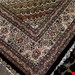 اندازه تک ۶ متری۴۰ رج با پشم ایرانی تک گره ترکی (تضمینی) رنگ متن سرمه ای، حاشیه افسری و ترنج کرم ۱۳ متن رنگی ۲۸ رنگ پشم و ۱ رنگ ابریشم جدیدترین نقشه ماهی کمال الملک خوی رنگرزی سنتی تضمین کیفیت بافت همراه با قید در فاکتور 