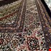 اندازه تک ۶ متری۴۰ رج با پشم ایرانی تک گره ترکی (تضمینی) رنگ متن سرمه ای، حاشیه افسری و ترنج کرم ۱۳ متن رنگی ۲۸ رنگ پشم و ۱ رنگ ابریشم جدیدترین نقشه ماهی کمال الملک خوی رنگرزی سنتی تضمین کیفیت بافت همراه با قید در فاکتور