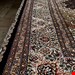 اندازه تک ۶ متری۴۰ رج با پشم ایرانی تک گره ترکی (تضمینی) رنگ متن سرمه ای، حاشیه افسری و ترنج کرم ۱۳ متن رنگی ۲۸ رنگ پشم و ۱ رنگ ابریشم جدیدترین نقشه ماهی کمال الملک خوی رنگرزی سنتی تضمین کیفیت بافت همراه با قید در فاکتور