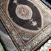 اندازه جفت 9 متری 40 رج با پشم مرینوس پرویزیان (7لا) طرح گل 50 رج تک گره ترکی (تضمینی) رنگ متن سرمه ای، حاشیه افسری و ترنج کرم 13 متن رنگی 28 رنگ پشم و 3 رنگ ابریشم جدیدترین نقشه ماهی کمال الملک خوی رنگرزی شده توسط دستگاه اشلاپ فورس با پودر صیبای آلمانی تضمین کیفیت بافت همراه با قید در فاکتور  