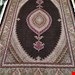 اندازه تک 6 متری 40 رج با پشم مرینوس پرویزیان (7لا) طرح گل 50 رج تک گره ترکی (تضمینی) رنگ متن سرمه ای، حاشیه افسری و ترنج پیازی 13 متن رنگی 28 رنگ پشم و 3 رنگ ابریشم جدیدترین نقشه ماهی کمال الملک خوی رنگرزی شده توسط دستگاه اشلاپ فورس با پودر صیبای آلمانی تضمین کیفیت بافت همراه با قید در فاکتور 
