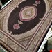اندازه تک 6 متری 40 رج با پشم مرینوس پرویزیان (7لا) طرح گل 50 رج تک گره ترکی (تضمینی) رنگ متن سرمه ای، حاشیه افسری و ترنج پیازی 13 متن رنگی 28 رنگ پشم و 3 رنگ ابریشم جدیدترین نقشه ماهی کمال الملک خوی رنگرزی شده توسط دستگاه اشلاپ فورس با پودر صیبای آلمانی تضمین کیفیت بافت همراه با قید در فاکتور 