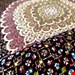  اندازه تک 6 متری 40 رج با پشم مرینوس پرویزیان (7لا) طرح گل 50 رج تک گره ترکی (تضمینی) رنگ متن سرمه ای، حاشیه افسری و ترنج پیازی 13 متن رنگی 28 رنگ پشم و 3 رنگ ابریشم جدیدترین نقشه ماهی کمال الملک خوی رنگرزی شده توسط دستگاه اشلاپ فورس با پودر صیبای آلمانی تضمین کیفیت بافت همراه با قید در فاکتور 