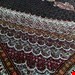 اندازه تک 9 متری 40 رج با پشم مرینوس پرویزیان (7لا) طرح گل 50 رج تک گره ترکی (تضمینی) رنگ متن سرمه ای، حاشیه افسری و ترنج پیازی 15 متن رنگی 28 رنگ پشم و 4 رنگ ابریشم جدیدترین نقشه ماهی کمال الملک خوی رنگرزی شده توسط دستگاه اشلاپ فورس با پودر صیبای آلمانی تضمین کیفیت بافت همراه با قید در فاکتور  