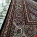 اندازه تک 9 متری 40 رج با پشم مرینوس پرویزیان (7لا) طرح گل 50 رج تک گره ترکی (تضمینی) رنگ متن سرمه ای، حاشیه افسری و ترنج پیازی 15 متن رنگی 28 رنگ پشم و 4 رنگ ابریشم جدیدترین نقشه ماهی کمال الملک خوی رنگرزی شده توسط دستگاه اشلاپ فورس با پودر صیبای آلمانی تضمین کیفیت بافت همراه با قید در فاکتور  