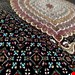  اندازه تک 9 متری 40 رج با پشم مرینوس پرویزیان (7لا) طرح گل 50 رج تک گره ترکی (تضمینی) رنگ متن سرمه ای، حاشیه افسری و ترنج پیازی 15 متن رنگی 28 رنگ پشم و 4 رنگ ابریشم جدیدترین نقشه ماهی کمال الملک خوی رنگرزی شده توسط دستگاه اشلاپ فورس با پودر صیبای آلمانی تضمین کیفیت بافت همراه با قید در فاکتور   