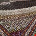  اندازه جفت 9 متری 40 رج با پشم مرینوس پرویزیان (7لا) طرح گل 50 رج تک گره ترکی (تضمینی) رنگ متن سرمه ای، حاشیه افسری و ترنج پیازی 15 متن رنگی 28 رنگ پشم و 3 رنگ ابریشم جدیدترین نقشه ماهی کمال الملک خوی رنگرزی شده توسط دستگاه اشلاپ فورس با پودر صیبای آلمانی تضمین کیفیت بافت همراه با قید در فاکتور  