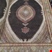 اندازه جفت 9 متری 40 رج با پشم مرینوس پرویزیان (7لا) طرح گل 50 رج تک گره ترکی (تضمینی) رنگ متن سرمه ای، حاشیه افسری و ترنج پیازی 15 متن رنگی 28 رنگ پشم و 3 رنگ ابریشم جدیدترین نقشه ماهی کمال الملک خوی رنگرزی شده توسط دستگاه اشلاپ فورس با پودر صیبای آلمانی تضمین کیفیت بافت همراه با قید در فاکتور