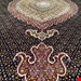 اندازه جفت 9 متری 40 رج با پشم مرینوس پرویزیان (7لا) طرح گل 50 رج تک گره ترکی (تضمینی) رنگ متن سرمه ای، حاشیه افسری و ترنج پیازی 15 متن رنگی 28 رنگ پشم و 3 رنگ ابریشم جدیدترین نقشه ماهی کمال الملک خوی رنگرزی شده توسط دستگاه اشلاپ فورس با پودر صیبای آلمانی تضمین کیفیت بافت همراه با قید در فاکتور