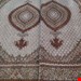 اندازه جفت 9 متری 40 رج با پشم مرینوس پرویزیان (7لا) طرح گل 50 رج تک گره ترکی (تضمینی) رنگ متن کرم، حاشیه افسری و ترنج پیازی 15 متن رنگی 28 رنگ پشم و 3 رنگ ابریشم جدیدترین نقشه ماهی کمال الملک خوی رنگرزی شده توسط دستگاه اشلاپ فورس با پودر صیبای آلمانی تضمین کیفیت بافت همراه با قید در فاکتور    