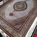 اندازه جفت 9 متری 40 رج با پشم مرینوس پرویزیان (7لا) طرح گل 50 رج تک گره ترکی (تضمینی) رنگ متن کرم، حاشیه افسری و ترنج پیازی 15 متن رنگی 28 رنگ پشم و 3 رنگ ابریشم جدیدترین نقشه ماهی کمال الملک خوی رنگرزی شده توسط دستگاه اشلاپ فورس با پودر صیبای آلمانی تضمین کیفیت بافت همراه با قید در فاکتور