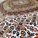 اندازه جفت 9 متری 40 رج با پشم مرینوس پرویزیان (7لا) طرح گل 50 رج تک گره ترکی (تضمینی) رنگ متن کرم، حاشیه افسری و ترنج پیازی 15 متن رنگی 28 رنگ پشم و 3 رنگ ابریشم جدیدترین نقشه ماهی کمال الملک خوی رنگرزی شده توسط دستگاه اشلاپ فورس با پودر صیبای آلمانی تضمین کیفیت بافت همراه با قید در فاکتور 