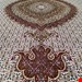 اندازه جفت 9 متری 40 رج با پشم مرینوس پرویزیان (7لا) طرح گل 50 رج تک گره ترکی (تضمینی) رنگ متن کرم، حاشیه افسری و ترنج پیازی 15 متن رنگی 28 رنگ پشم و 3 رنگ ابریشم جدیدترین نقشه ماهی کمال الملک خوی رنگرزی شده توسط دستگاه اشلاپ فورس با پودر صیبای آلمانی تضمین کیفیت بافت همراه با قید در فاکتور