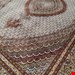  اندازه تک 9 متری 40 رج با پشم مرینوس پرویزیان (7لا) طرح گل 50 رج تک گره ترکی (تضمینی) رنگ متن کرم، حاشیه افسری و ترنج پیازی 15 متن رنگی 28 رنگ پشم و 3 رنگ ابریشم جدیدترین نقشه ماهی کمال الملک خوی رنگرزی شده توسط دستگاه اشلاپ فورس با پودر صیبای آلمانی تضمین کیفیت بافت همراه با قید در فاکتور