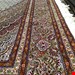   اندازه تک 9 متری 40 رج با پشم مرینوس پرویزیان (7لا) طرح گل 50 رج تک گره ترکی (تضمینی) رنگ متن کرم، حاشیه افسری و ترنج پیازی 15 متن رنگی 28 رنگ پشم و 3 رنگ ابریشم جدیدترین نقشه ماهی کمال الملک خوی رنگرزی شده توسط دستگاه اشلاپ فورس با پودر صیبای آلمانی تضمین کیفیت بافت همراه با قید در فاکتور