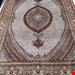   اندازه تک 9 متری 40 رج با پشم مرینوس پرویزیان (7لا) طرح گل 50 رج تک گره ترکی (تضمینی) رنگ متن کرم، حاشیه افسری و ترنج پیازی 15 متن رنگی 28 رنگ پشم و 3 رنگ ابریشم جدیدترین نقشه ماهی کمال الملک خوی رنگرزی شده توسط دستگاه اشلاپ فورس با پودر صیبای آلمانی تضمین کیفیت بافت همراه با قید در فاکتور  