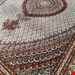  اندازه تک 9 متری 40 رج با پشم مرینوس پرویزیان (7لا) طرح گل 50 رج تک گره ترکی (تضمینی) رنگ متن کرم، حاشیه افسری و ترنج پیازی 15 متن رنگی 28 رنگ پشم و 3 رنگ ابریشم جدیدترین نقشه ماهی کمال الملک خوی رنگرزی شده توسط دستگاه اشلاپ فورس با پودر صیبای آلمانی تضمین کیفیت بافت همراه با قید در فاکتور  