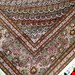   اندازه تک 9 متری 40 رج با پشم مرینوس پرویزیان (7لا) طرح گل 50 رج تک گره ترکی (تضمینی) رنگ متن کرم، حاشیه افسری و ترنج پیازی 15 متن رنگی 28 رنگ پشم و 3 رنگ ابریشم جدیدترین نقشه ماهی کمال الملک خوی رنگرزی شده توسط دستگاه اشلاپ فورس با پودر صیبای آلمانی تضمین کیفیت بافت همراه با قید در فاکتور   