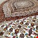 اندازه تک 9 متری 40 رج با پشم مرینوس پرویزیان (7لا) طرح گل 50 رج تک گره ترکی (تضمینی) رنگ متن کرم، حاشیه افسری و ترنج پیازی 15 متن رنگی 28 رنگ پشم و 3 رنگ ابریشم جدیدترین نقشه ماهی کمال الملک خوی رنگرزی شده توسط دستگاه اشلاپ فورس با پودر صیبای آلمانی تضمین کیفیت بافت همراه با قید در فاکتور  