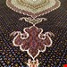 اندازه تک 9 متری 40 رج با پشم مرینوس پرویزیان (7لا) طرح گل 50 رج تک گره ترکی (تضمینی) رنگ متن سرمه ای، حاشیه افسری و ترنج پیازی 15 متن رنگی 28 رنگ پشم و 3 رنگ ابریشم جدیدترین نقشه ماهی کمال الملک خوی رنگرزی شده توسط دستگاه اشلاپ فورس با پودر صیبای آلمانی تضمین کیفیت بافت همراه با قید در فاکتور  