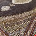 اندازه تک 6 متری 40 رج با پشم مرینوس پرویزیان (7لا) طرح گل 50 رج تک گره ترکی (تضمینی) رنگ متن سرمه ای، حاشیه افسری و ترنج پیازی 13 متن رنگی 28 رنگ پشم و 3 رنگ ابریشم جدیدترین نقشه ماهی کمال الملک خوی رنگرزی شده توسط دستگاه اشلاپ فورس با پودر صیبای آلمانی تضمین کیفیت بافت همراه با قید در فاکتور  
