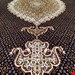 اندازه تک 6 متری 40 رج با پشم مرینوس پرویزیان (7لا) طرح گل 50 رج تک گره ترکی (تضمینی) رنگ متن سرمه ای، حاشیه افسری و ترنج پیازی 13 متن رنگی 28 رنگ پشم و 3 رنگ ابریشم جدیدترین نقشه ماهی کمال الملک خوی رنگرزی شده توسط دستگاه اشلاپ فورس با پودر صیبای آلمانی تضمین کیفیت بافت همراه با قید در فاکتور   