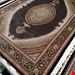 اندازه تک 9 متری 40 رج با پشم مرینوس پرویزیان (7لا) طرح گل 50 رج تک گره ترکی (تضمینی) رنگ متن سرمه ای، حاشیه سرمه ای و ترنج پیازی 15 متن رنگی 28 رنگ پشم و 3 رنگ ابریشم جدیدترین نقشه ماهی کمال الملک خوی رنگرزی شده توسط دستگاه اشلاپ فورس با پودر صیبای آلمانی تضمین کیفیت بافت همراه با قید در فاکتور      