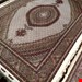  اندازه تک 9 متری 40 رج با پشم مرینوس پرویزیان (7لا) طرح گل 50 رج تک گره ترکی (تضمینی) رنگ متن کرم، حاشیه افسری و ترنج پیازی 15 متن رنگی 28 رنگ پشم و 3 رنگ ابریشم جدیدترین نقشه ماهی کمال الملک خوی رنگرزی شده توسط دستگاه اشلاپ فورس با پودر صیبای آلمانی تضمین کیفیت بافت همراه با قید در فاکتور  