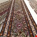  اندازه تک 9 متری 40 رج با پشم مرینوس پرویزیان (7لا) طرح گل 50 رج تک گره ترکی (تضمینی) رنگ متن کرم، حاشیه افسری و ترنج پیازی 15 متن رنگی 28 رنگ پشم و 3 رنگ ابریشم جدیدترین نقشه ماهی کمال الملک خوی رنگرزی شده توسط دستگاه اشلاپ فورس با پودر صیبای آلمانی تضمین کیفیت بافت همراه با قید در فاکتور  