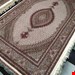 اندازه تک 6 متری 40 رج با پشم مرینوس پرویزیان (7لا) طرح گل 50 رج تک گره ترکی (تضمینی) رنگ متن کرم، حاشیه افسری و ترنج پیازی 13 متن رنگی 28 رنگ پشم و 3 رنگ ابریشم جدیدترین نقشه ماهی کمال الملک خوی رنگرزی شده توسط دستگاه اشلاپ فورس با پودر صیبای آلمانی تضمین کیفیت بافت همراه با قید در فاکتور   