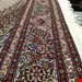 اندازه تک 6 متری 40 رج با پشم مرینوس پرویزیان (7لا) طرح گل 50 رج تک گره ترکی (تضمینی) رنگ متن کرم، حاشیه افسری و ترنج پیازی 13 متن رنگی 28 رنگ پشم و 3 رنگ ابریشم جدیدترین نقشه ماهی کمال الملک خوی رنگرزی شده توسط دستگاه اشلاپ فورس با پودر صیبای آلمانی تضمین کیفیت بافت همراه با قید در فاکتور   