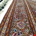 اندازه جفت 9 متری 40 رج با پشم مرینوس پرویزیان (7لا) طرح گل 50 رج تک گره ترکی (تضمینی) رنگ متن کرم، حاشیه افسری و ترنج پیازی 15 متن رنگی 28 رنگ پشم و 3 رنگ ابریشم جدیدترین نقشه ماهی کمال الملک خوی رنگرزی شده توسط دستگاه اشلاپ فورس با پودر صیبای آلمانی تضمین کیفیت بافت همراه با قید در فاکتور 