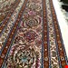 اندازه تک 6 متری 40 رج با پشم مرینوس پرویزیان (7لا) طرح گل 50 رج تک گره ترکی (تضمینی) رنگ متن کرم، حاشیه افسری و ترنج پیازی 13 متن رنگی 28 رنگ پشم و 3 رنگ ابریشم جدیدترین نقشه ماهی کمال الملک خوی رنگرزی شده توسط دستگاه اشلاپ فورس با پودر صیبای آلمانی تضمین کیفیت بافت همراه با قید در فاکتور    