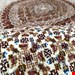 اندازه تک 6 متری 40 رج با پشم مرینوس پرویزیان (7لا) طرح گل 50 رج تک گره ترکی (تضمینی) رنگ متن کرم، حاشیه افسری و ترنج پیازی 13 متن رنگی 28 رنگ پشم و 3 رنگ ابریشم جدیدترین نقشه ماهی کمال الملک خوی رنگرزی شده توسط دستگاه اشلاپ فورس با پودر صیبای آلمانی تضمین کیفیت بافت همراه با قید در فاکتور     