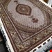 اندازه تک 6 متری 40 رج با پشم مرینوس پرویزیان (7لا) طرح گل 50 رج تک گره ترکی (تضمینی) رنگ متن کرم، حاشیه افسری و ترنج پیازی 13 متن رنگی 28 رنگ پشم و 3 رنگ ابریشم جدیدترین نقشه ماهی کمال الملک خوی رنگرزی شده توسط دستگاه اشلاپ فورس با پودر صیبای آلمانی تضمین کیفیت بافت همراه با قید در فاکتور     