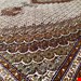 اندازه تک 6 متری 40 رج با پشم مرینوس پرویزیان (7لا) طرح گل 50 رج تک گره ترکی (تضمینی) رنگ متن کرم، حاشیه افسری و ترنج پیازی 13 متن رنگی 28 رنگ پشم و 3 رنگ ابریشم جدیدترین نقشه ماهی کمال الملک خوی رنگرزی شده توسط دستگاه اشلاپ فورس با پودر صیبای آلمانی تضمین کیفیت بافت همراه با قید در فاکتور     