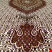 اندازه تک 6 متری 40 رج با پشم مرینوس پرویزیان (7لا) طرح گل 50 رج تک گره ترکی (تضمینی) رنگ متن کرم، حاشیه افسری و ترنج پیازی 13 متن رنگی 28 رنگ پشم و 3 رنگ ابریشم جدیدترین نقشه ماهی کمال الملک خوی رنگرزی شده توسط دستگاه اشلاپ فورس با پودر صیبای آلمانی تضمین کیفیت بافت همراه با قید در فاکتور     