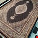 اندازه تک 6 متری 40 رج با پشم مرینوس پرویزیان (7لا) طرح گل 50 رج تک گره ترکی (تضمینی) رنگ متن سرمه ای، حاشیه افسری و ترنج پیازی 13 متن رنگی 28 رنگ پشم و 3 رنگ ابریشم جدیدترین نقشه ماهی کمال الملک خوی رنگرزی شده توسط دستگاه اشلاپ فورس با پودر صیبای آلمانی تضمین کیفیت بافت همراه با قید در فاکتور   