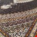 اندازه تک 6 متری 40 رج با پشم مرینوس پرویزیان (7لا) طرح گل 50 رج تک گره ترکی (تضمینی) رنگ متن سرمه ای، حاشیه افسری و ترنج پیازی 13 متن رنگی 28 رنگ پشم و 3 رنگ ابریشم جدیدترین نقشه ماهی کمال الملک خوی رنگرزی شده توسط دستگاه اشلاپ فورس با پودر صیبای آلمانی تضمین کیفیت بافت همراه با قید در فاکتور      