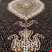 اندازه تک 6 متری 40 رج با پشم مرینوس پرویزیان (7لا) طرح گل 50 رج تک گره ترکی (تضمینی) رنگ متن سرمه ای، حاشیه افسری و ترنج پیازی 13 متن رنگی 28 رنگ پشم و 3 رنگ ابریشم جدیدترین نقشه ماهی کمال الملک خوی رنگرزی شده توسط دستگاه اشلاپ فورس با پودر صیبای آلمانی تضمین کیفیت بافت همراه با قید در فاکتور    