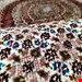  اندازه جفت 6 متری 40 رج با پشم مرینوس پرویزیان (7لا) طرح گل 50 رج تک گره ترکی (تضمینی) رنگ متن کرم، حاشیه افسری و ترنج پیازی 13 متن رنگی 28 رنگ پشم و 3 رنگ ابریشم جدیدترین نقشه ماهی کمال الملک خوی رنگرزی شده توسط دستگاه اشلاپ فورس با پودر صیبای آلمانی تضمین کیفیت بافت همراه با قید در فاکتو      