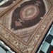  اندازه جفت 6 متری 40 رج با پشم مرینوس پرویزیان (7لا) طرح گل 50 رج تک گره ترکی (تضمینی) رنگ متن  سرمه ای، حاشیه افسری و ترنج پیازی 13 متن رنگی 28 رنگ پشم و 3 رنگ ابریشم جدیدترین نقشه ماهی کمال الملک خوی رنگرزی شده توسط دستگاه اشلاپ فورس با پودر صیبای آلمانی تضمین کیفیت بافت همراه با قید در فاکتو       