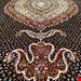 اندازه جفت 6 متری 40 رج با پشم مرینوس پرویزیان (7لا) طرح گل 50 رج تک گره ترکی (تضمینی) رنگ متن  سرمه ای، حاشیه افسری و ترنج پیازی 15 متن رنگی 28 رنگ پشم و 3 رنگ ابریشم جدیدترین نقشه ماهی کمال الملک خوی رنگرزی شده توسط دستگاه اشلاپ فورس با پودر صیبای آلمانی تضمین کیفیت بافت همراه با قید در فاکتور    