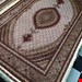 اندازه تک 6 متری 40 رج با پشم مرینوس پرویزیان (7لا) طرح گل 50 رج تک گره ترکی (تضمینی) رنگ متن کرم، حاشیه افسری و ترنج پیازی 13 متن رنگی 28 رنگ پشم و 3 رنگ ابریشم جدیدترین نقشه ماهی کمال الملک خوی رنگرزی شده توسط دستگاه اشلاپ فورس با پودر صیبای آلمانی تضمین کیفیت بافت همراه با قید در فاکتور    