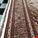 اندازه تک 6 متری 40 رج با پشم مرینوس پرویزیان (7لا) طرح گل 50 رج تک گره ترکی (تضمینی) رنگ متن کرم، حاشیه افسری و ترنج پیازی 13 متن رنگی 28 رنگ پشم و 3 رنگ ابریشم جدیدترین نقشه ماهی کمال الملک خوی رنگرزی شده توسط دستگاه اشلاپ فورس با پودر صیبای آلمانی تضمین کیفیت بافت همراه با قید در فاکتور    