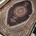  اندازه تک 6 متری 40 رج با پشم مرینوس پرویزیان (7لا) طرح گل 50 رج تک گره ترکی (تضمینی) رنگ متن سرمه ای، حاشیه افسری و ترنج پیازی 13 متن رنگی 28 رنگ پشم و 3 رنگ ابریشم جدیدترین نقشه ماهی کمال الملک خوی رنگرزی شده توسط دستگاه اشلاپ فورس با پودر صیبای آلمانی تضمین کیفیت بافت همراه با قید در فاکتور     