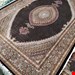اندازه تک 9 متری 40 رج با پشم مرینوس پرویزیان (7لا) طرح گل 50 رج تک گره ترکی (تضمینی) رنگ متن سرمه ای، حاشیه افسری و ترنج پیازی 15 متن رنگی 28 رنگ پشم و 3 رنگ ابریشم جدیدترین نقشه ماهی کمال الملک خوی رنگرزی شده توسط دستگاه اشلاپ فورس با پودر صیبای آلمانی تضمین کیفیت بافت همراه با قید در فاکتور     